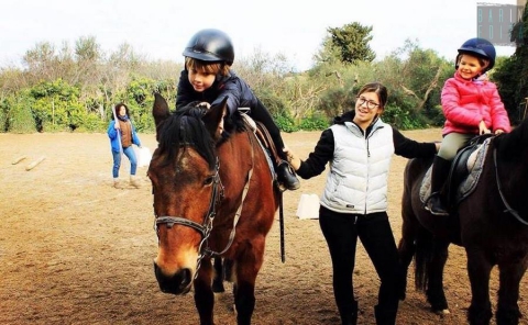 Equitazione, a 4 anni sul pony:  �Curare un cavallo migliora il carattere dei piccoli�